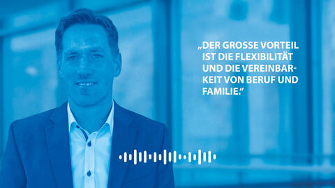 Hören Sie sich unsere Podcast Folge mit Herrn Baueregger an. Auf dem Foto ist Herr Baueregger zu sehen, der im Rahmen des Podcasts interviewt wurde. Auf dem Foto steht folgendes Zitat aus dem Podcast von Herrn Baueregger: "Der große Vorteil ist die Flexibilität und Vereinbarkeit von Beruf und Familie."