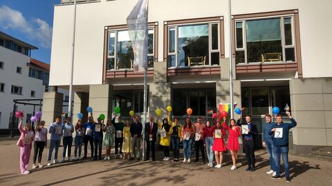 Auf dem Bild stehen die Anwärter*innen aus Fulda und halten bunte Luftballons in die Höhe.