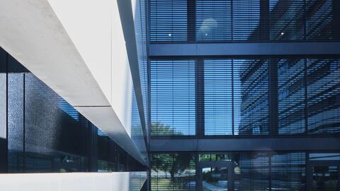 Auf dem Foto ist die Glasfront des Finanzamt Gebäudes in Wiesbaden zu sehen.