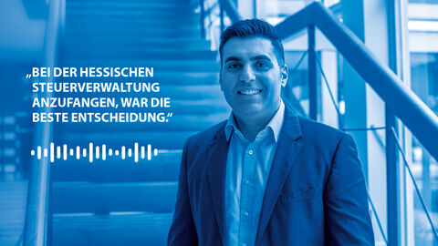 Hören Sie sich unsere Podcast Folge mit Shahrouz Tajdari an. Auf dem Bild ist Herr Tajdari zu sehen mit dem Slogan: "Bei der Hessischen Steuerverwaltung anzufangen, war die beste Entscheidung."