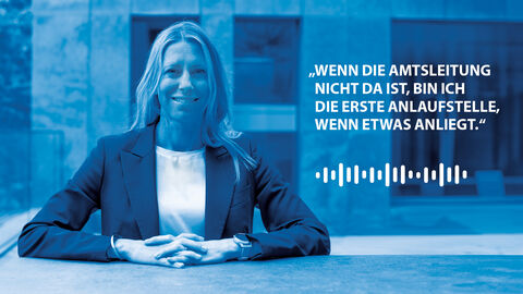 Hören Sie sich unsere Podcast Folge mit Nathalie Sundermann an. Auf dem Bild ist Frau Sundermann zu sehen mit dem Slogan: "Wenn die Amtsleitung nicht da ist, bin ich die erste Anlaufstelle, wenn etwas anliegt."