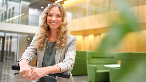 Auf dem Foto ist einen Beschäftigte aus dem Finanzministerium auf einem Roller zu sehen.