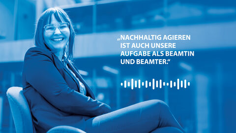 Hören Sie unsere neue Podcast Folge mit Angelina-Madelaine Schneider. Auf den Foto sieht man Frau Schneider lächelnd auf einem Stuhl sitzen. Sie schaut in die Kamera. Daneben ist ein Zitat aus der Podcast Folge abgebildet: " Nachhaltig agieren ist auch unsere Aufgabe als Beamtin und Beamter".