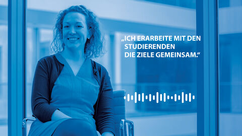 Hören Sie unsere neue Podcast Folge mit Christina Münch! Auf dem Foto sitzt Christina Münch, die lächelnd in die Kamera schaut. Rechts daneben ein Zitat aus ihrer Podcast Folge: „Ich erarbeite mit den Studierenden die Ziele gemeinsam.“