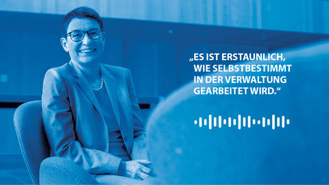Hören Sie unsere neue Podcast Folge mit Astrid Schomann. Auf dem Foto ist Frau Schomann zu sehen, die lachend in die Kamera schaut. Rechts daneben ein Zitat aus ihrer Podcast Folge: "Es ist erstaunlich wie selbstbestimmt in der Verwaltung gearbeitet wird."