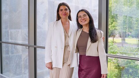 Ihre Ansprechpersonen Livia Schmitt und Janina Meinel (v.l.n.r.)