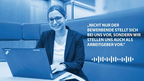 Auf dem Bild sitzt Silvia Birkhäuser in der Sitzmuschel mit ihrem Laptop und lächelt in die Kamera. Rechts daneben steht in weißer Schrift folgendes Zitat: " Nicht nur der Bewerbende stellt sich bei uns vor, sondern wir stellen uns auch als Arbeitgeber vor.“